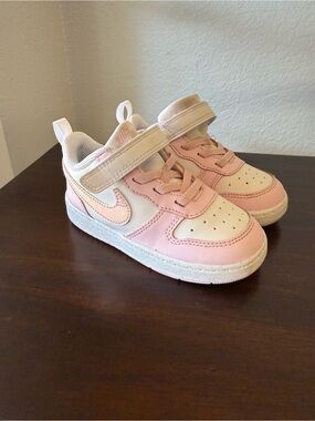 Nike Kids Low-Top Sneakers in Pink and White
